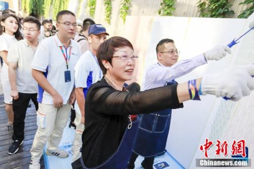 中國涂料工業(yè)協(xié)會(huì)會(huì)長孫蓮英、阿克蘇諾貝爾中國及北亞區(qū)總裁、阿克蘇諾貝爾裝飾漆中國及北亞業(yè)務(wù)集團(tuán)董事總經(jīng)理郭振華體驗(yàn)多樂士墻面煥新藝術(shù)